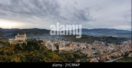 Panoramablick auf das historische Spoleto mit der Festung Rocca Albornoziana und der Kathedrale Stockfoto