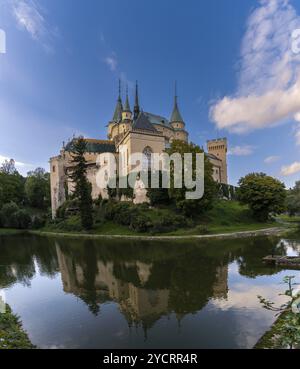 Bojnice, Slowakei, 26. September 2022: Blick auf das Schloss Bojnice mit Reflexionen im Wassergraben, Europa Stockfoto