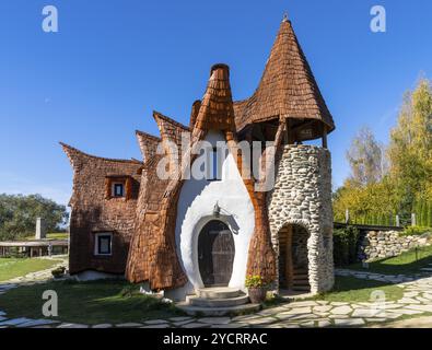 Porumbacu de Sus, Rumänien, 18. Oktober 2022: Blick auf das Märchenschloss Castelul de LUT Valea Zanelor und Hotel in Mittelrumänien, Europa Stockfoto