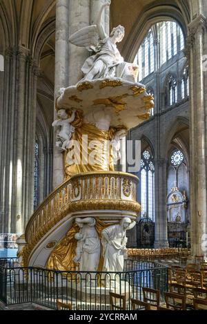 Amiens, Frankreich, 12. September 2022: Blick auf die Kanzel im Amiens Cahtedral, Europa Stockfoto