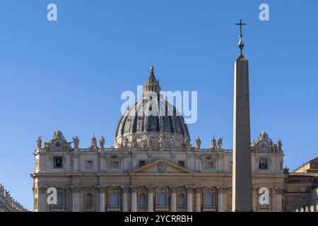 Vatikanstadt, Vatikan, 27. November 2022: Detail des Petersdoms und Obelisken im Vatikan Stockfoto