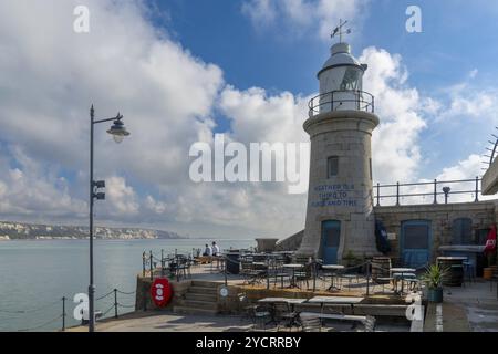 Folkestone, Vereinigtes Königreich, 11. September 2022: Der Folkestone Harbor Arm mit dem historischen Leuchtturm, Europa Stockfoto