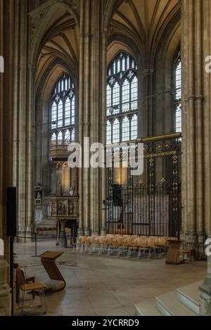 Canterbury, Vereinigtes Königreich, 10. September 2022: Blick auf das Presbyterium in der historischen Kathedrale von Canterbury, Europa Stockfoto