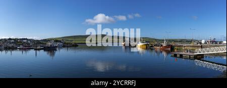 Dingle, Irland, 7. August 2022: Panoramablick auf den Fischerhafen und die Docks am Dingle Harbor im County Kerry, Europa Stockfoto