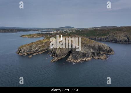 Blick auf den Baltimore Beacon und den Eingang zum Hafen von Baltimore in West Cork Stockfoto