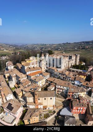 Costiglione d'Asti, Italien, 12. März 2023: Vertikaler Blick auf das malerische Dorf Costigliole d'Asti im Piemont, Europa Stockfoto