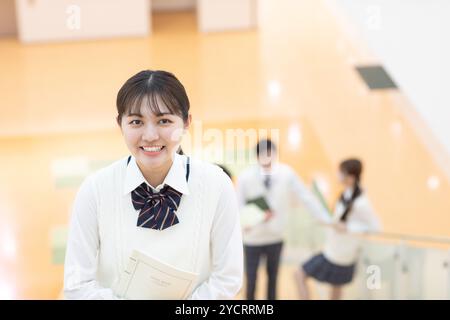 Highschool-Schüler, die Treppen hinaufsteigen Stockfoto