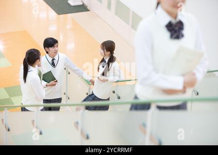 Highschool-Schüler, die Treppen hinaufsteigen Stockfoto