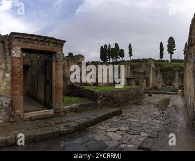 Ercolano, Italien, 25. November 2023: Typische Stadtstraße und Häuser in der antiken römischen Stadt Herculaneum, Europa Stockfoto