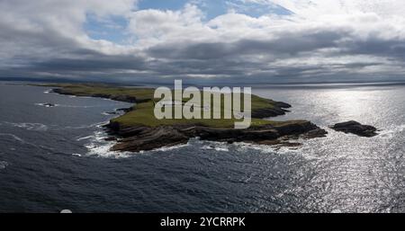 Eine Drohnenpanorama-Landschaft von St. John's Point und der Leuchtturm in Donegal Bay im Nordwesten Irlands Stockfoto