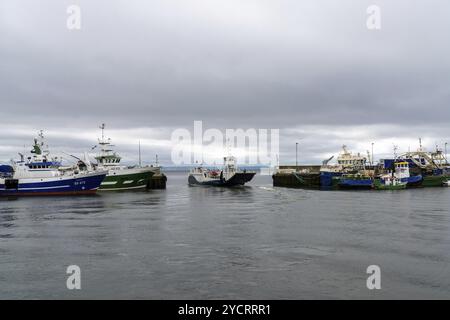 Greencastle, Irland, 9. Juli 2022: Die Fähre Lough Foyle verlässt den Hafen von Greencastle und überquert den Magilligan Point in Nordirland Stockfoto