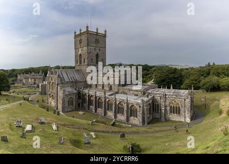 St. Davids, Großbritannien, 28. August 2022: Blick auf die St. Davids Kathedrale und den Friedhof in Pembrokeshire, Europa Stockfoto