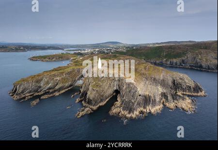 Blick auf den Baltimore Beacon und den Eingang zum Hafen von Baltimore in West Cork Stockfoto