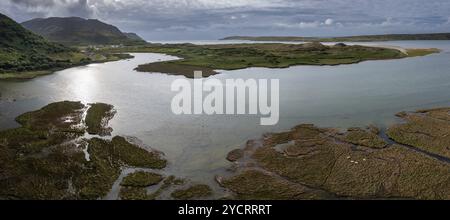 Eine Panorama-Drohnenlandschaft von Loughros Beg Bay und Maghera Beach bei Ardara in Country Donegal im Nordwesten Irlands Stockfoto