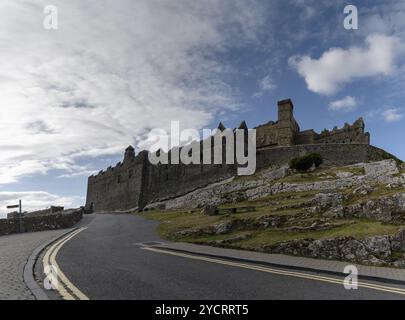 Cashel, Irland, 17. August 2022: Straße, die zum historischen Rock of Cashel Castle und zur Kathedrale im County Tipperary führt Stockfoto