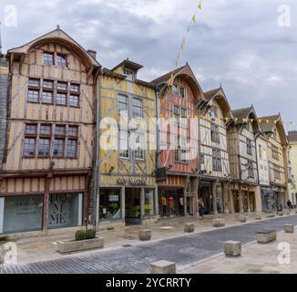 Troyes, Frankreich - 13. September 2022: Mittelalterliche Fachwerkhäuser im historischen Stadtzentrum von Troyes Stockfoto