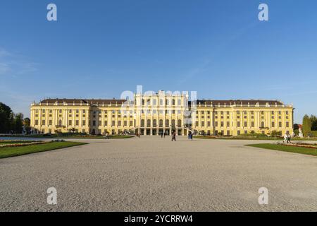 Wien, Österreich, 22. September 2022: Blick auf die Hinterfassade des Schlosses Schönbrunn und die Gärten im warmen Abendlicht, Europa Stockfoto