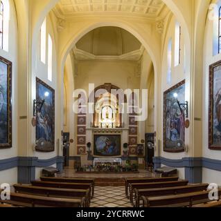 Novelda, Spanien, 1. Februar 2023: Blick auf das Kirchenschiff und den Altar in der Kirche des Heiligtums Santa Maria Magdalena in Novelda, Europa Stockfoto