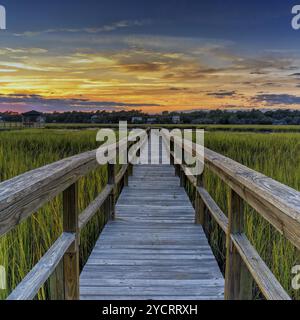 Langes hölzernes Dock an der Bucht von Pawleys Island in South Carolina bei usnset Stockfoto