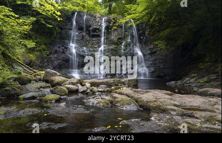 Blick auf den ESS-Na-Crub Wasserfall im Glenariff Naturreservat Stockfoto