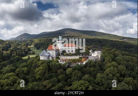 Smolenice, Slowakei, 26. September 2022: Landschaft der Burg Smolenice in den Kleinen Karpaten im grünen Spätsommerwald, Europa Stockfoto