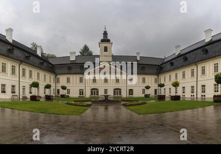 Svaty Anton, Slowakei, 27. September 2022: Blick auf den großzügigen Innenhof und den Eingang des Herrenhauses in Svaty Anton in der Slowakei, Europa Stockfoto