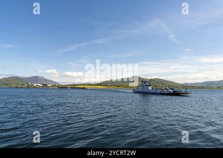 Renard Point, Irland, 8. August 2022: Blick auf die Überfahrt der Valentia Island Ferry von Renard Point nach Knight's Town im County Kerry im Westen Irelans Stockfoto