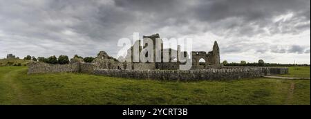 Cashel, Irland, 17. August 2022: Panoramablick auf die Ruinen der Zisterzienserhore Abbey in der Nähe des Rock of Cashel im County Tipperary in Irland, Europa Stockfoto