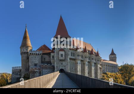 Hunedoara, Rumänien, 17. Oktober 2022: Blick auf das Wahrzeichen der Burg Corvin aus dem 15. Jahrhundert in Hunedoara in Siebenbürgen, Europa Stockfoto