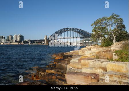 17.09.2018, Sydney, New South Wales, Australien, Ein Blick vom Ufer des Millers Point in Barangaroo zur Sydney Harbour Bridge und Kirribilli in No Stockfoto