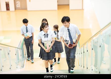 Highschool-Schüler, die Treppen hinaufsteigen Stockfoto