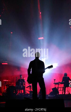 Samuel Sam Fogarino, Paul Banks und Brandon Curtis, v.l., von der Band Interpol bei einem Konzert im Tempodrom in Berlin, 23. Oktober 2024. Interpol Konzert Berlin *** Samuel Sam Fogarino, Paul Banks und Brandon Curtis, von links, von der Band Interpol bei einem Konzert im Tempodrom in Berlin, 23. Oktober 2024 Interpol Konzert Berlin Stockfoto