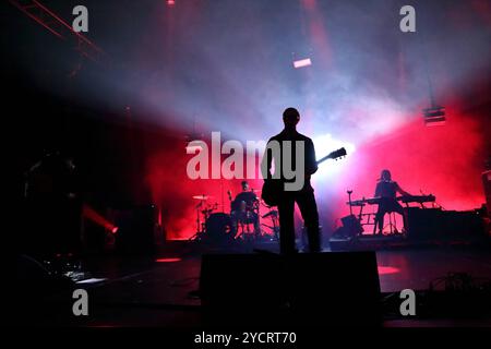 Samuel Sam Fogarino, Paul Banks und Brandon Curtis, v.l., von der Band Interpol bei einem Konzert im Tempodrom in Berlin, 23. Oktober 2024. Interpol Konzert Berlin *** Samuel Sam Fogarino, Paul Banks und Brandon Curtis, von links, von der Band Interpol bei einem Konzert im Tempodrom in Berlin, 23. Oktober 2024 Interpol Konzert Berlin Stockfoto