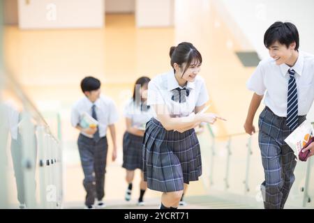 Highschool-Schüler, die Treppen hinaufsteigen Stockfoto