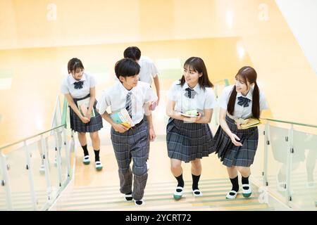 Highschool-Schüler, die Treppen hinaufsteigen Stockfoto