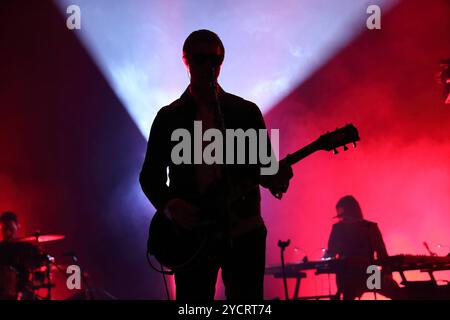 Samuel Sam Fogarino, Paul Banks und Brandon Curtis, v.l., von der Band Interpol bei einem Konzert im Tempodrom in Berlin, 23. Oktober 2024. Interpol Konzert Berlin *** Samuel Sam Fogarino, Paul Banks und Brandon Curtis, von links, von der Band Interpol bei einem Konzert im Tempodrom in Berlin, 23. Oktober 2024 Interpol Konzert Berlin Stockfoto