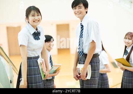 Highschool-Schüler, die Treppen hinaufsteigen Stockfoto