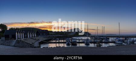 Ejerslev Lyng, Dänemark, 1. Juni 2021: Farbenfroher Sonnenuntergang über dem kleinen Yachthafen und Hafen von Ejerslev Lynd im Norden Jütlands, Europa Stockfoto