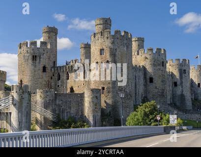 Conwy, Großbritannien, 27. August 2022: Blick auf das mittelalterliche Conwy Castle in Nordwales, Europa Stockfoto