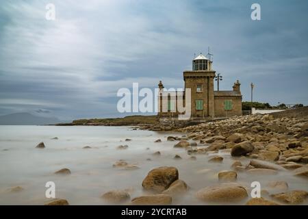 Eine Langzeitansicht des historischen Blacksod Lighthouse aus dem 19.. Jahrhundert auf der Mullet Peninsula in der Grafschaft Mayo in Irland Stockfoto