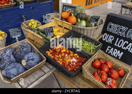 Greystones, Irland, 18. August 2022: Nahaufnahme einer Obst- und Gemüseausstellung in einem Geschäft mit Vollwertkost und Bio in Greystones, Europa Stockfoto