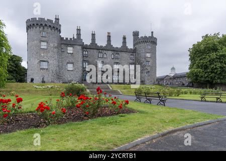 Kilkenny, Irland, 17. August 2022: Blick auf das historische Kilkenny Castle und die Gärten, Europa Stockfoto