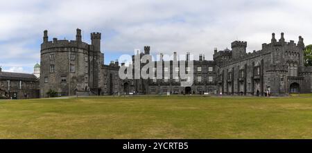 Kilkenny, Irland, 17. August 2022: Blick auf das historische Kilkenny Castle und die Gärten, Europa Stockfoto