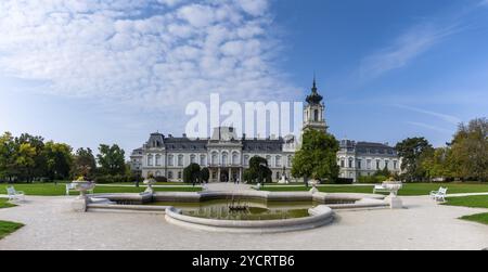 Keszthely, Ungarn, 10. Oktober 2022: Panoramablick auf den Festetikpalast und die Gärten in Keszthely am Balaton, Europa Stockfoto