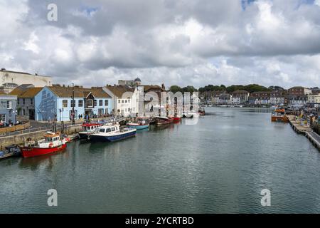 Weymouth, Vereinigtes Königreich, 7. September 2022: Downtown Weymouth und Fischerboote auf dem Fluss Wey in Dorchester, Europa Stockfoto