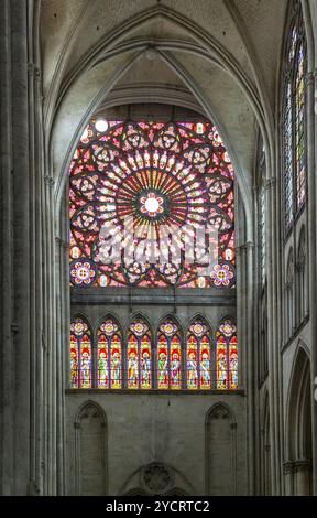 Troyes, Frankreich - 13. September 2022: Farbenfrohe Buntglasfenster in der historischen Kathedrale von Troyes Stockfoto