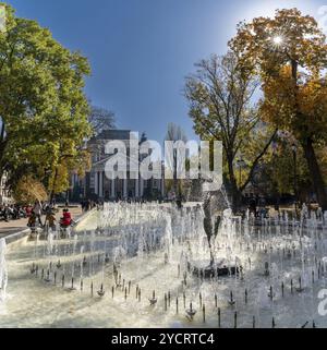 Sofia, Bulgarien, 30. Oktober 2022: Brunnen im Stadtgarten der Innenstadt von Sofia mit dem Nationaltheatergebäude im Hintergrund, Europa Stockfoto