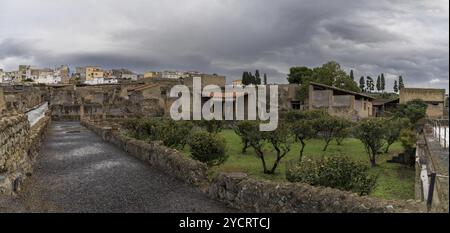 Ercolano, Italien, 25. November 2023: orchard und Straße in der archäologischen antiken römischen Stadt Herculaneum, Europa Stockfoto