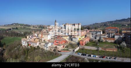 Costiglione d'Asti, Italien, 12. März 2023: Panoramablick auf das malerische Dorf Costigliole d'Asti im Piemont, Europa Stockfoto