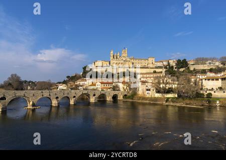 Beziers, Frankreich, 2. März 2023: Blick auf die historische Altstadt von Beziers mit Kirche Saint Nazaire und römischer Brücke über den Fluss Orb, Europa Stockfoto